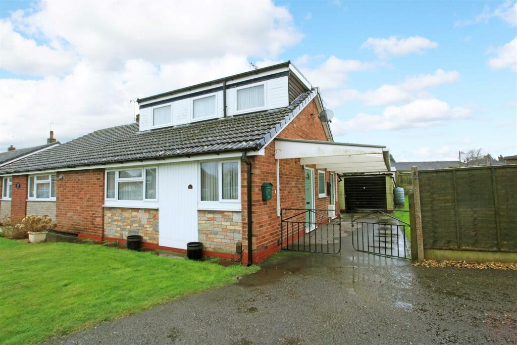 4 bedroom semidetached bungalow for sale in Hampton Drive, Newport, TF10