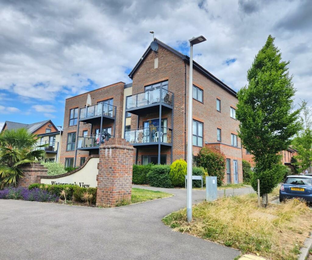 2 bedroom apartment for sale in Oak Drive, Arborfield Green, RG2