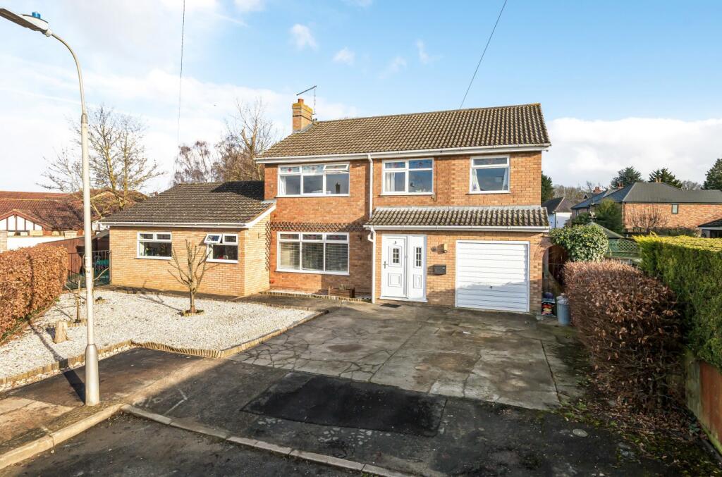 5 bedroom detached house for sale in Mayfair Drive, Spalding