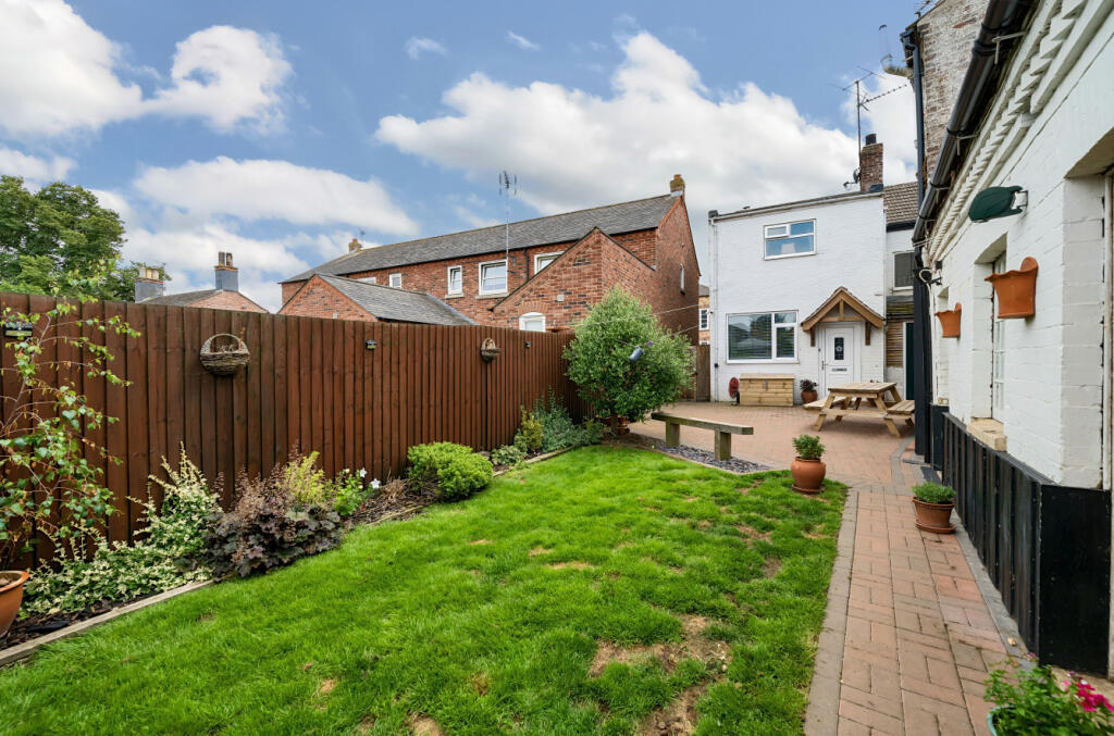 4 bedroom semidetached house for sale in High Street, Gosberton