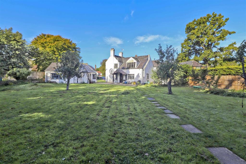 5 bedroom semidetached house for sale in The Avenue, Ickenham, UB10