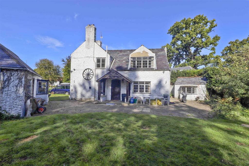 5 bedroom semidetached house for sale in The Avenue, Ickenham, UB10