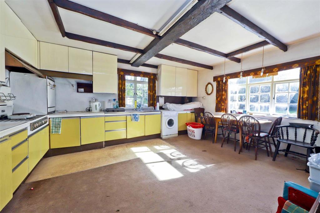 5 bedroom semidetached house for sale in The Avenue, Ickenham, UB10