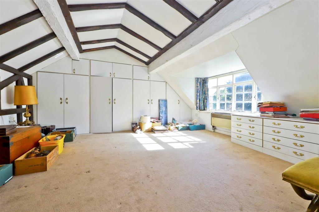 5 bedroom semidetached house for sale in The Avenue, Ickenham, UB10