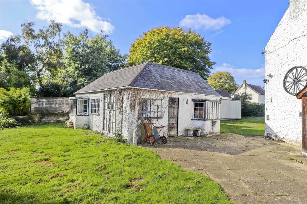 5 bedroom semidetached house for sale in The Avenue, Ickenham, UB10