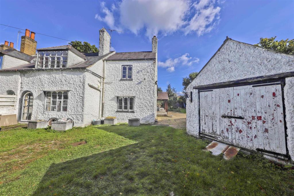 5 bedroom semidetached house for sale in The Avenue, Ickenham, UB10