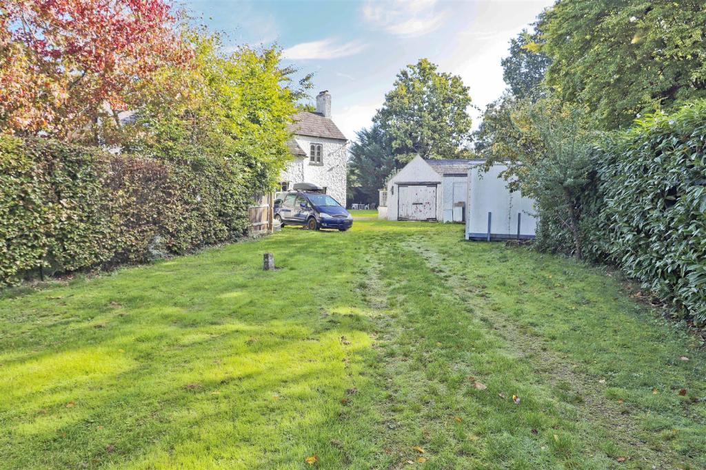 5 bedroom semidetached house for sale in The Avenue, Ickenham, UB10