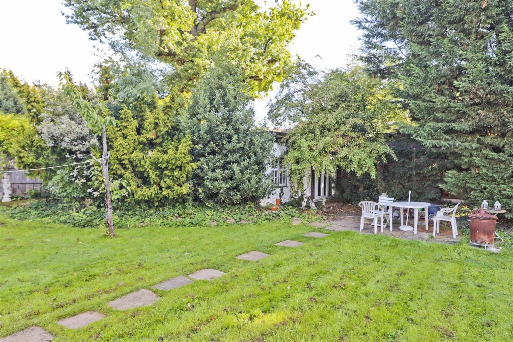 5 bedroom semidetached house for sale in The Avenue, Ickenham, UB10