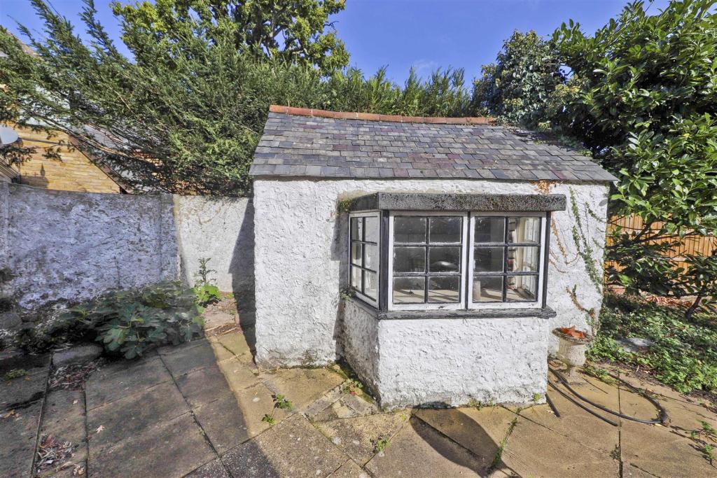 5 bedroom semidetached house for sale in The Avenue, Ickenham, UB10