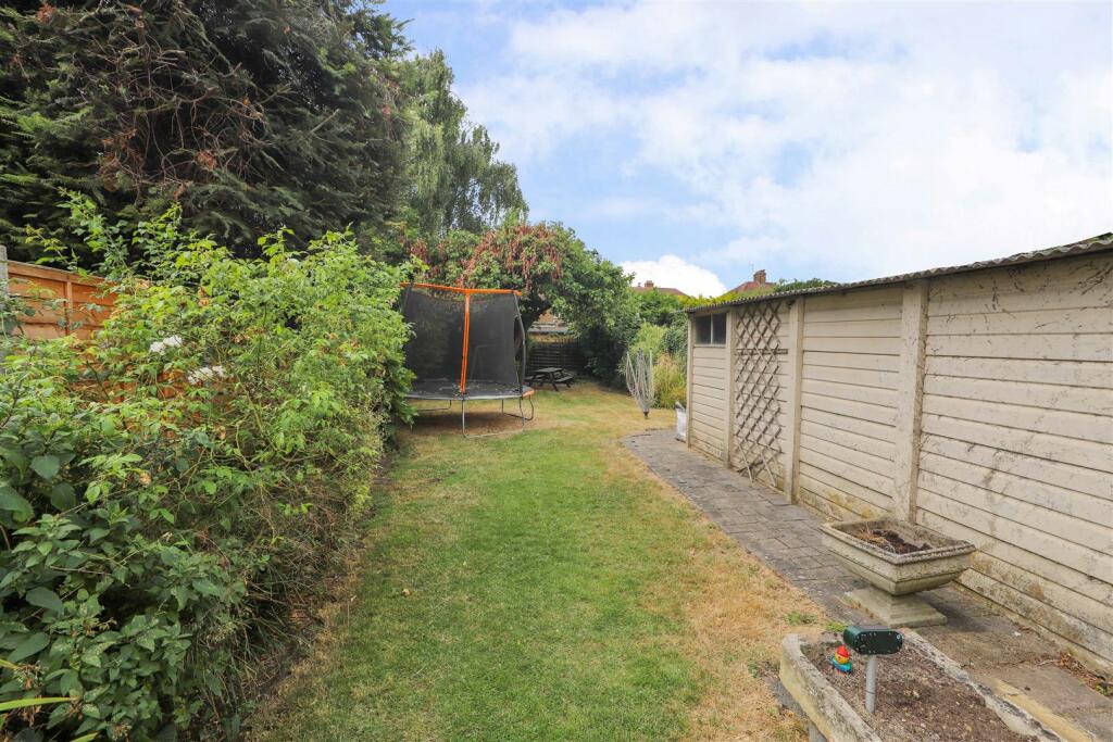 4 bedroom semidetached house for sale in Glebe Avenue, Ickenham, UB10