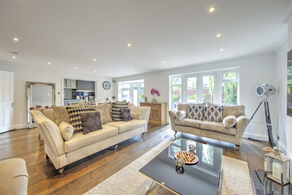 5 bedroom detached house for sale in Heythrop Drive, Ickenham, UB10