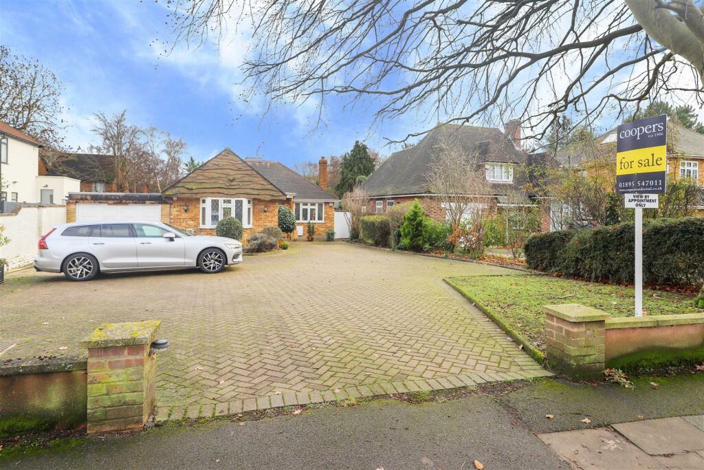 3 bedroom detached bungalow for sale in Thornhill Road, Ickenham, UB10