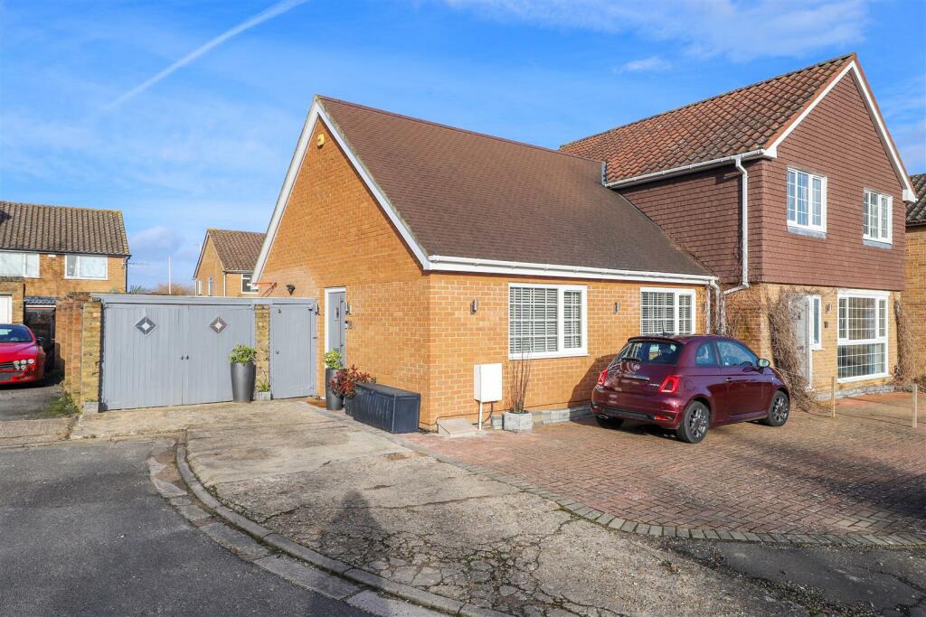 2 bedroom semidetached house for sale in Three Oaks Close, Ickenham, UB10