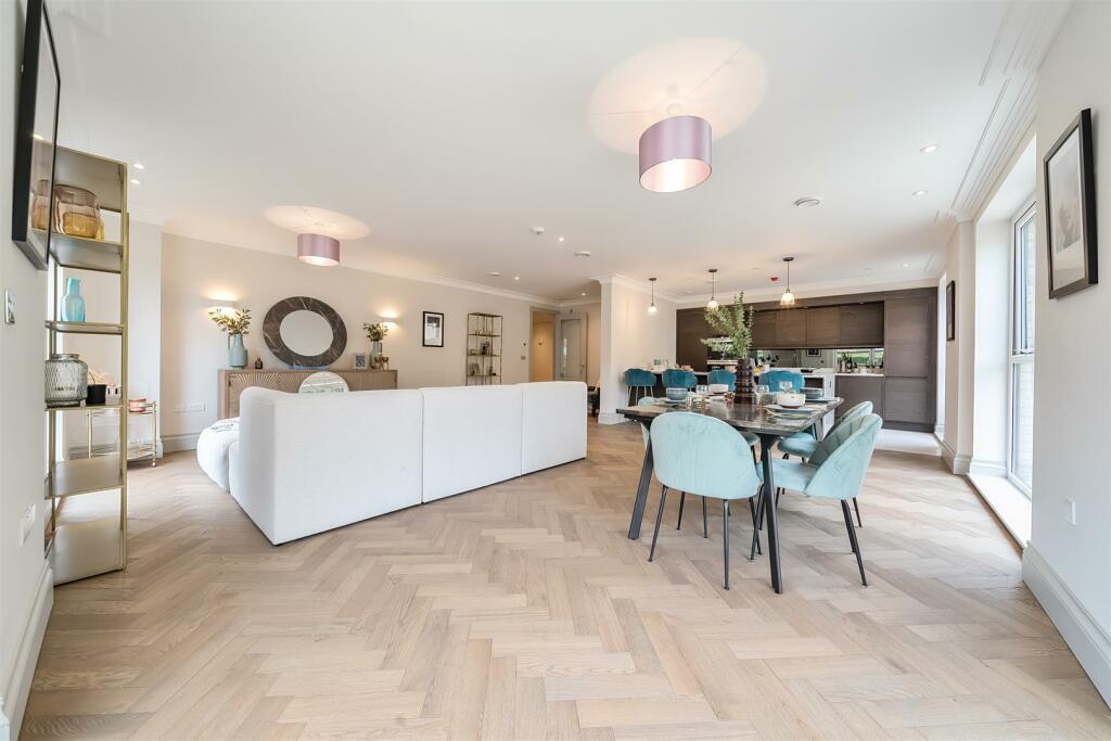 2 bedroom apartment for sale in Brompton House, The Drive, Ickenham, UB10