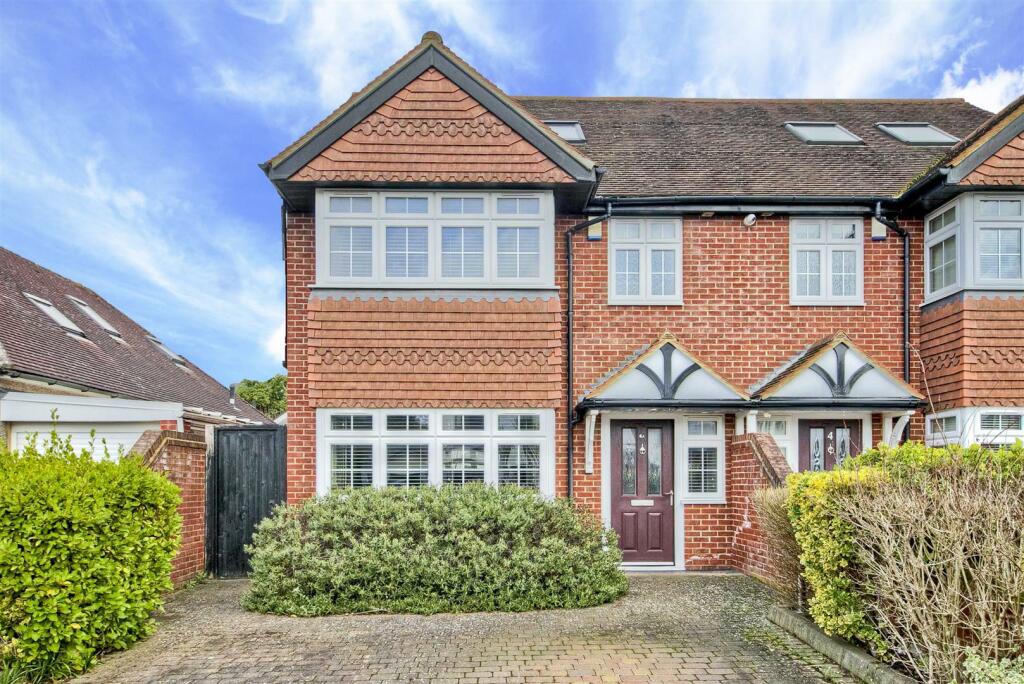 4 bedroom semidetached house for sale in Oak Avenue, Middlesex