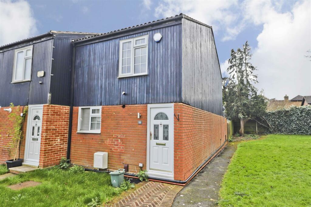 2 bedroom end of terrace house for sale in Hetherington Way, Ickenham, UB10