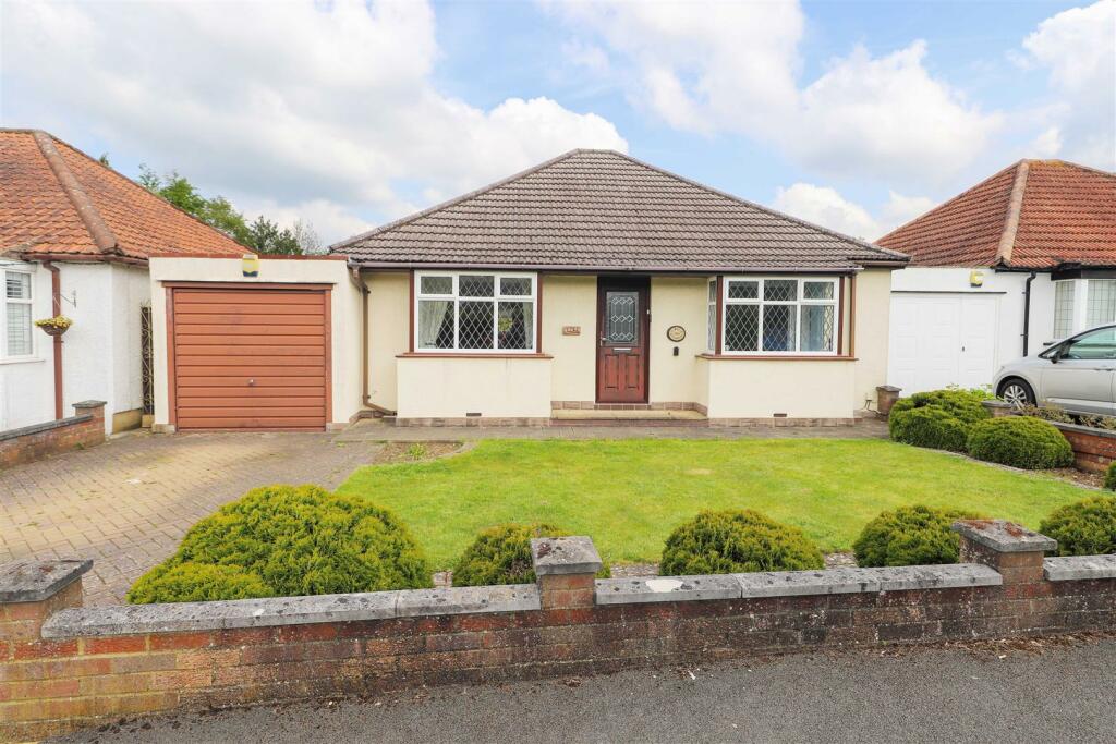2 bedroom detached bungalow for sale in The Greenway, Ickenham, UB10