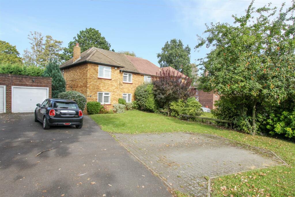 3 bedroom semidetached house for sale in Woodstock Drive, Ickenham, UB10