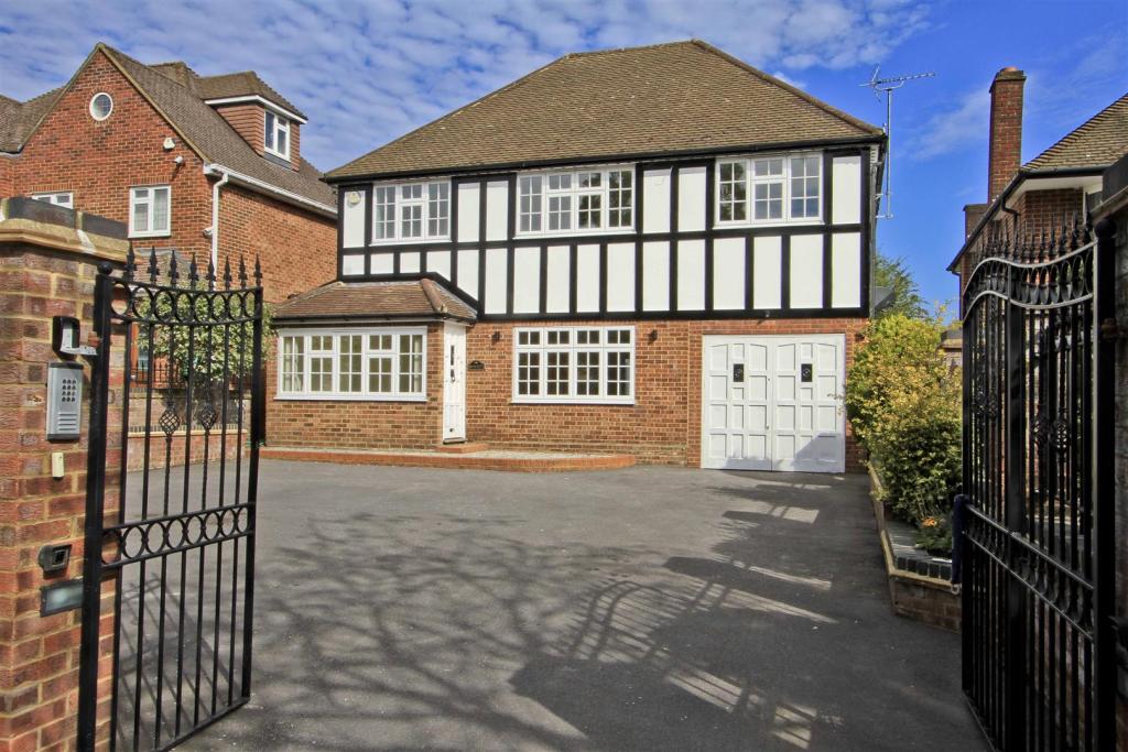 5 bedroom detached house for sale in Warren Road, Ickenham, UB10