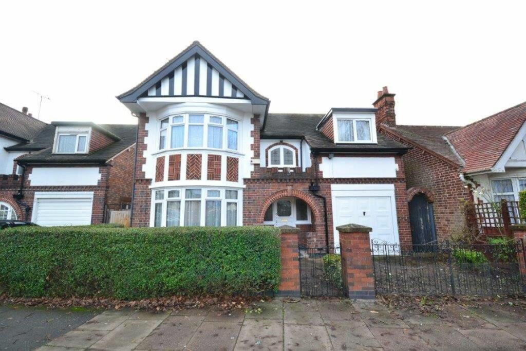 6 bedroom detached house for rent in Stoughton Drive North, Leicester, LE5