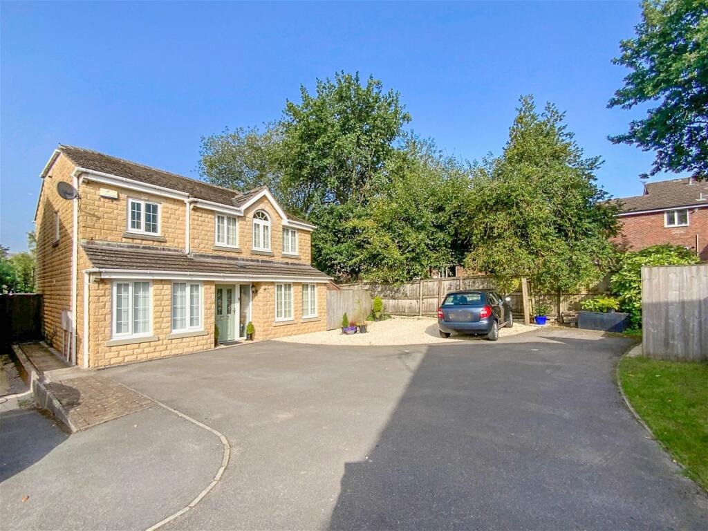 5 bedroom detached house for sale in Hurst Close, Glossop, SK13