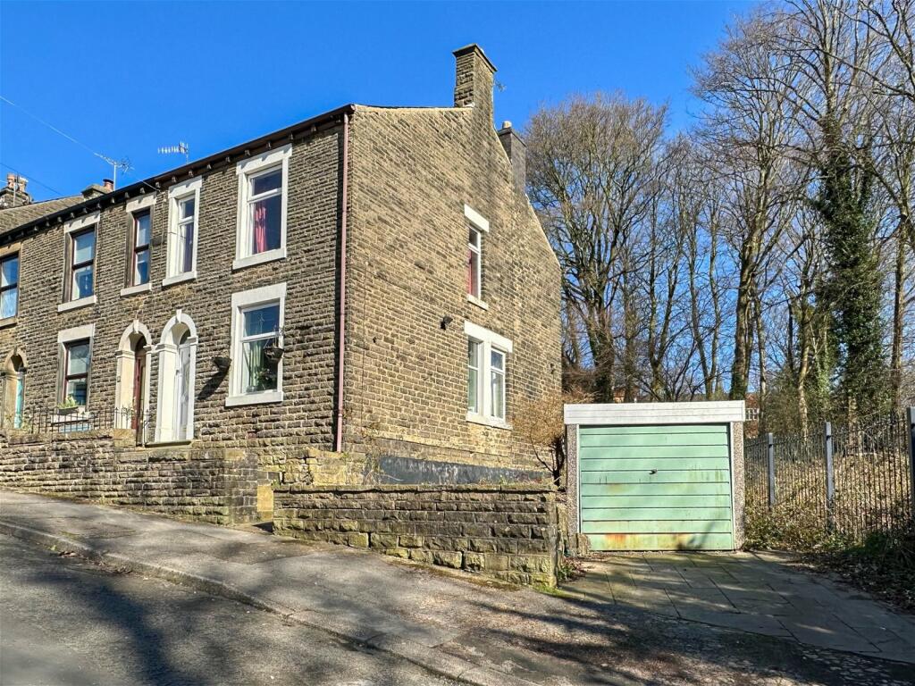 3 bedroom end of terrace house for sale in Slatelands Road, Glossop, SK13