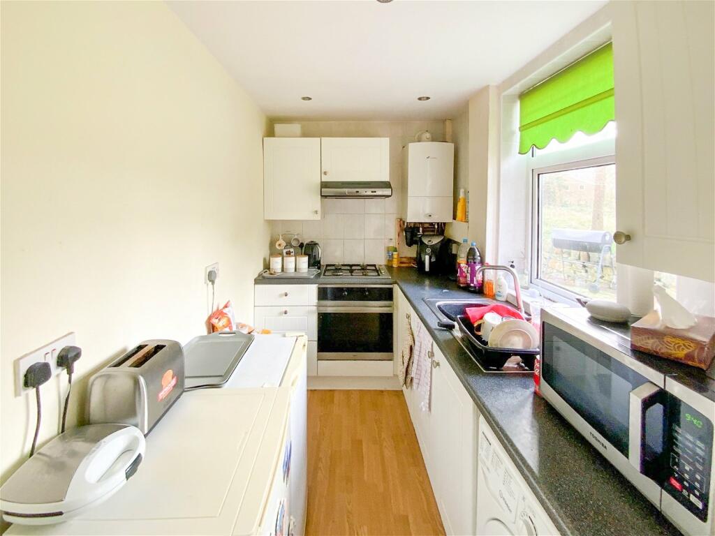 3 bedroom end of terrace house for sale in Slatelands Road, Glossop