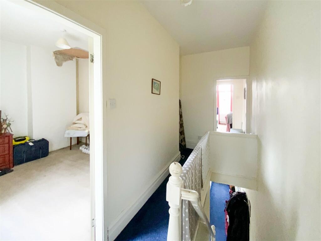 3 bedroom end of terrace house for sale in Slatelands Road, Glossop