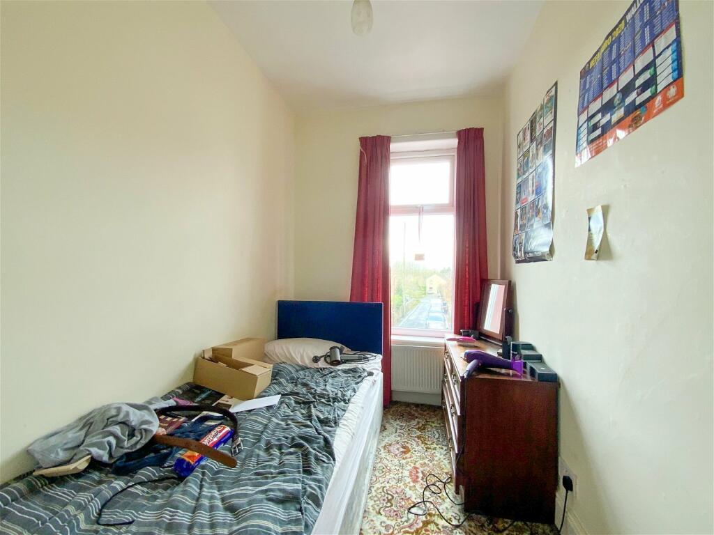 3 bedroom end of terrace house for sale in Slatelands Road, Glossop