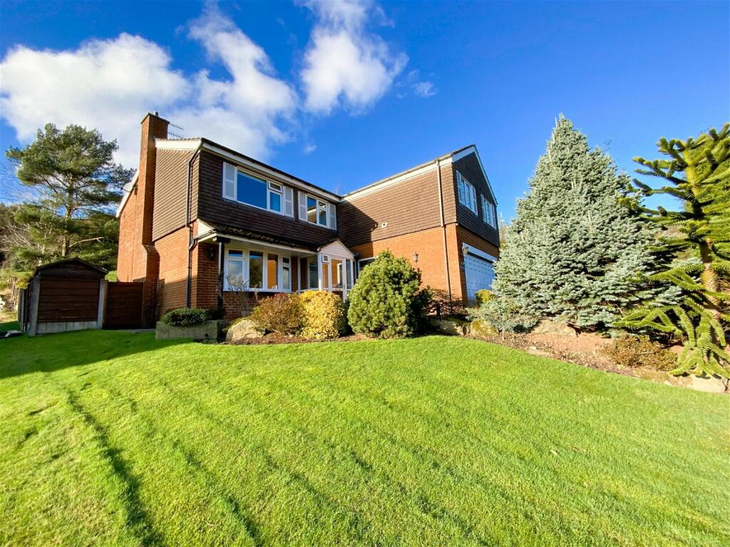 5 bedroom detached house for sale in Park Crescent, Glossop, SK13