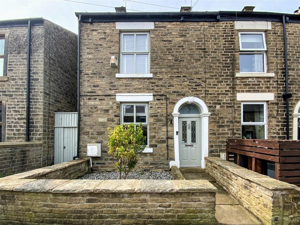 2 bedroom end of terrace house for sale in Pikes Lane, Glossop, SK13