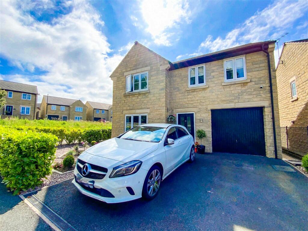 4 bedroom detached house for sale in Hawthorn Drive, Glossop, SK13