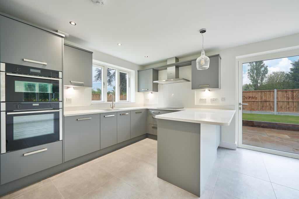 4 bedroom detached house for sale in Mill Road, Mayland, Chelmsford