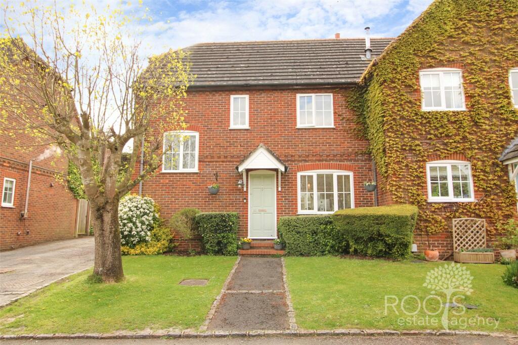 3 bedroom semidetached house for sale in The Close, Hampstead Norreys