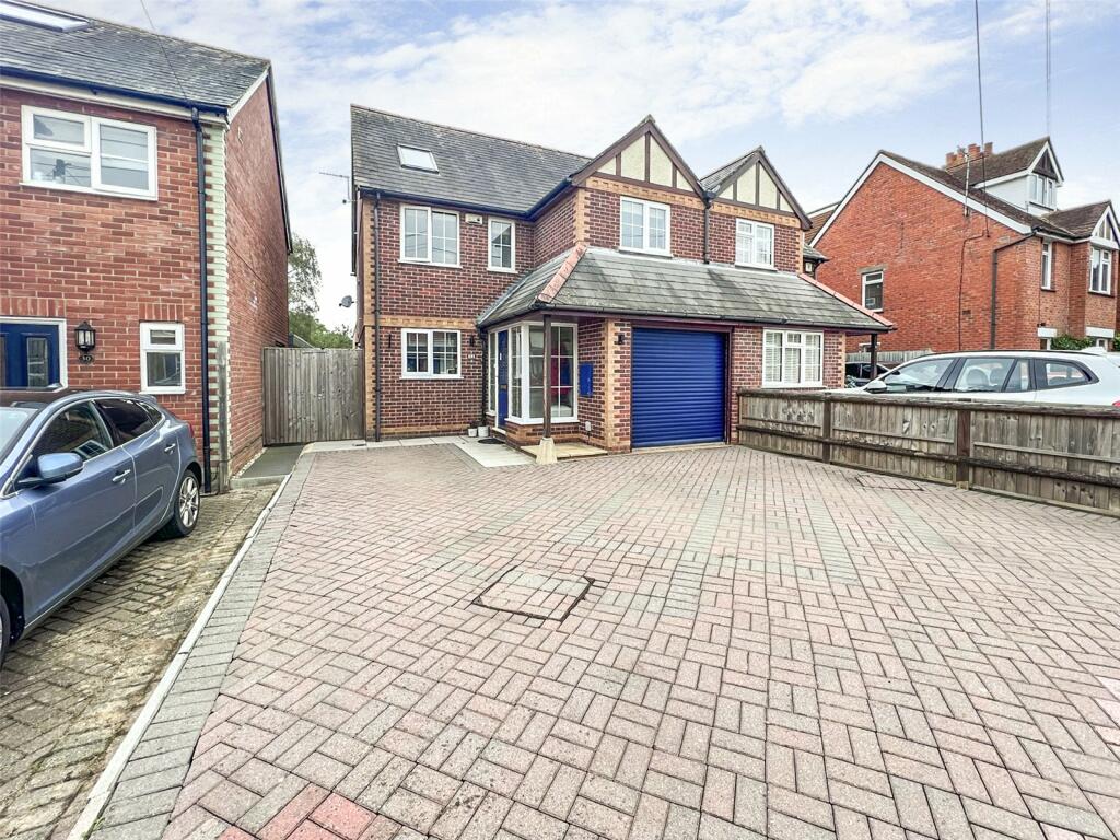 4 bedroom semidetached house for sale in Northfield Road, Thatcham