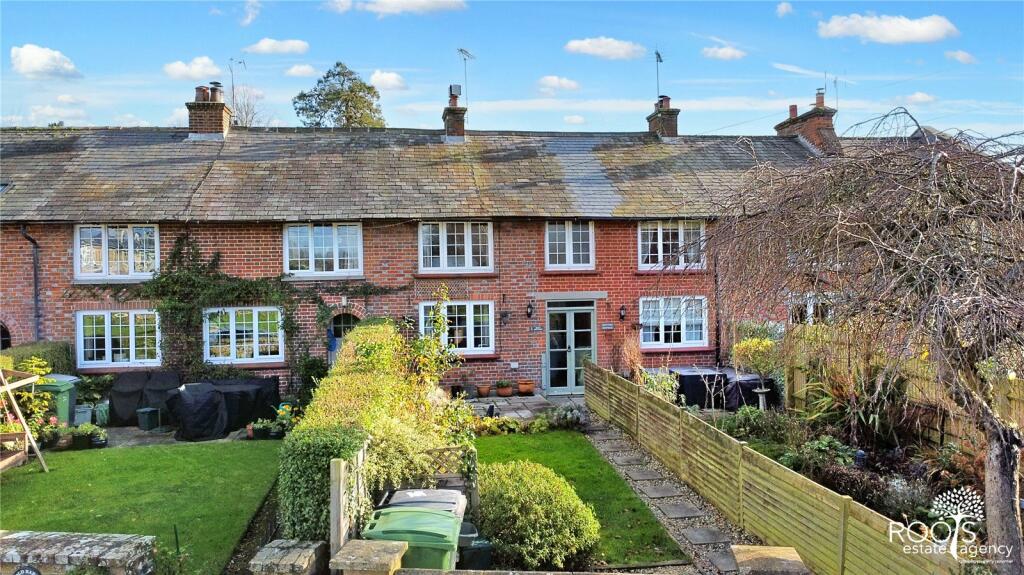 2 bedroom terraced house for sale in Barn Cottages, Shefford Woodlands