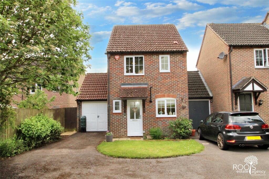 2 bedroom link detached house for sale in Simmons Field, Thatcham
