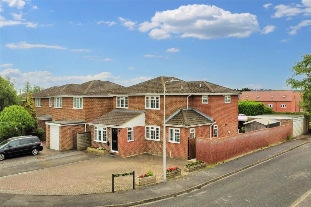 4 bedroom detached house for sale in Winston Way, Thatcham, West Berkshire, RG19