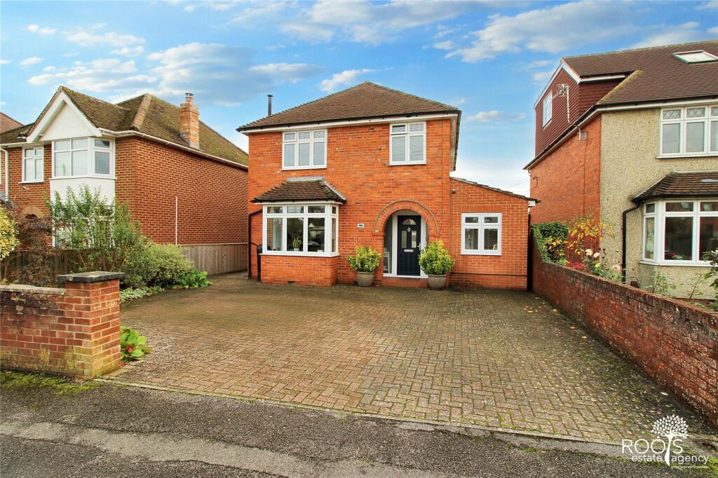 3 bedroom detached house for sale in Bath Road, Thatcham, Berkshire, RG18
