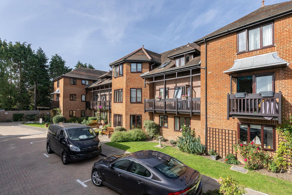 1 bedroom flat for sale in Bartholomew Court, South Street, Dorking, RH4
