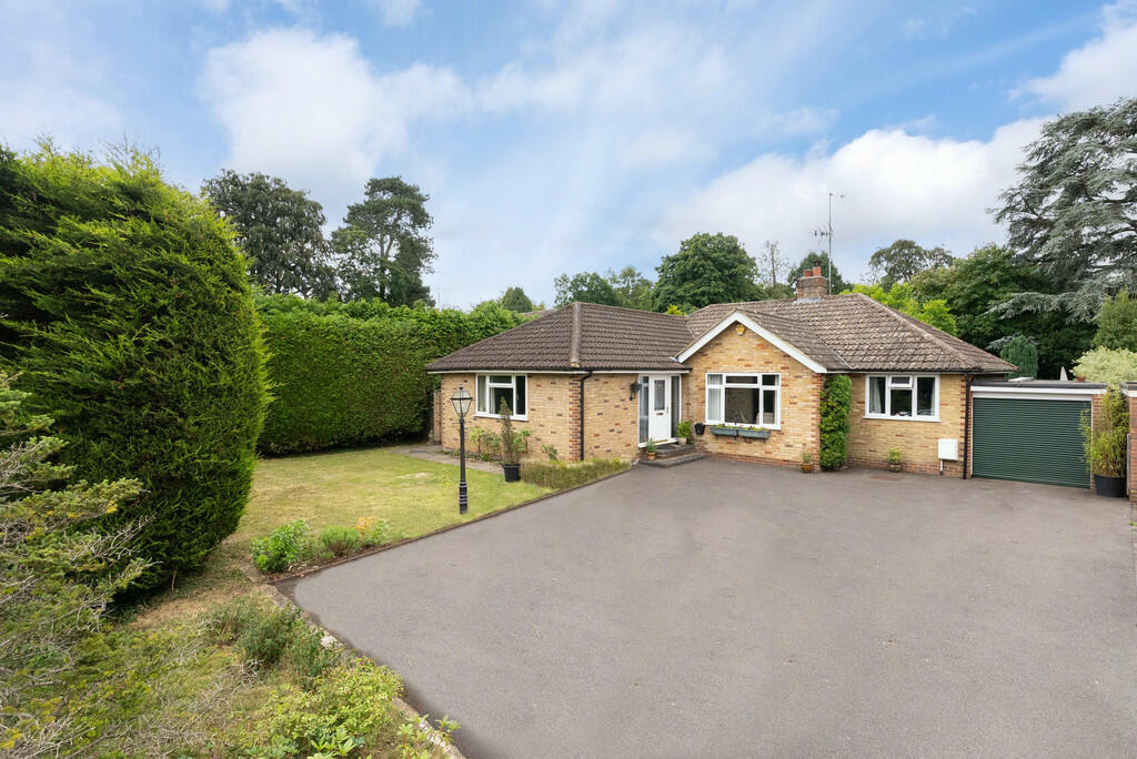 3 bedroom detached bungalow for sale in Westcott Street, Westcott, RH4