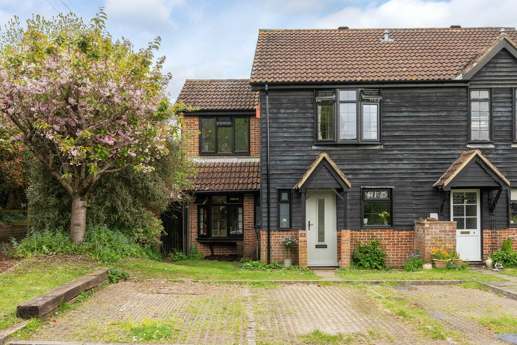 3 bedroom semidetached house for sale in Barleymow Court, Betchworth, RH3