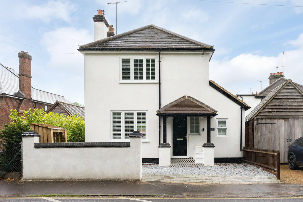 3 bedroom detached house for sale in Pixham Lane, Pixham, Dorking, RH4