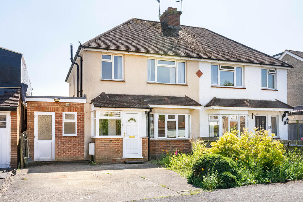 3 bedroom semidetached house for sale in Glenfield Road, Brockham, RH3