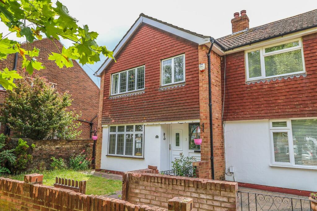 3 bedroom semidetached house for rent in High Road, Wormley, EN10