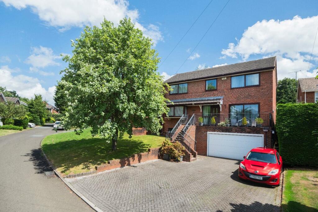 5 bedroom detached house for sale in Primrose Hill, Cuddington