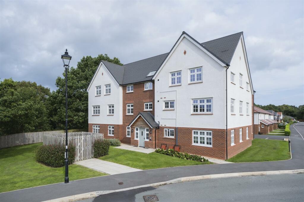 2 bedroom flat for sale in Lancaster Crescent, Hartford, Northwich, CW8