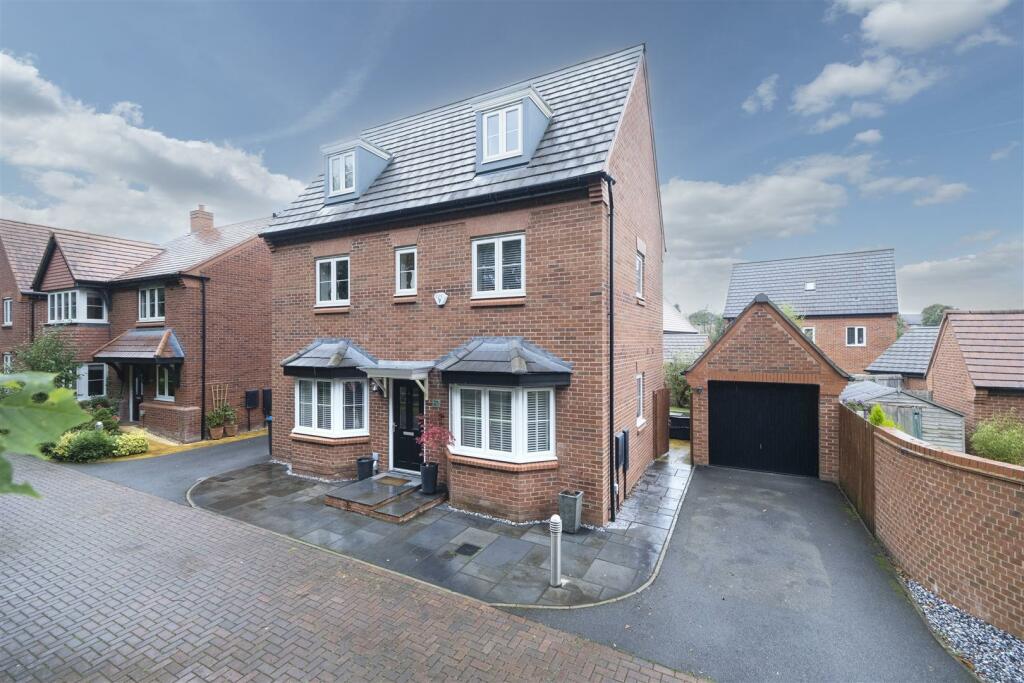 4 bedroom detached house for sale in Holcroft Drive, Cuddington
