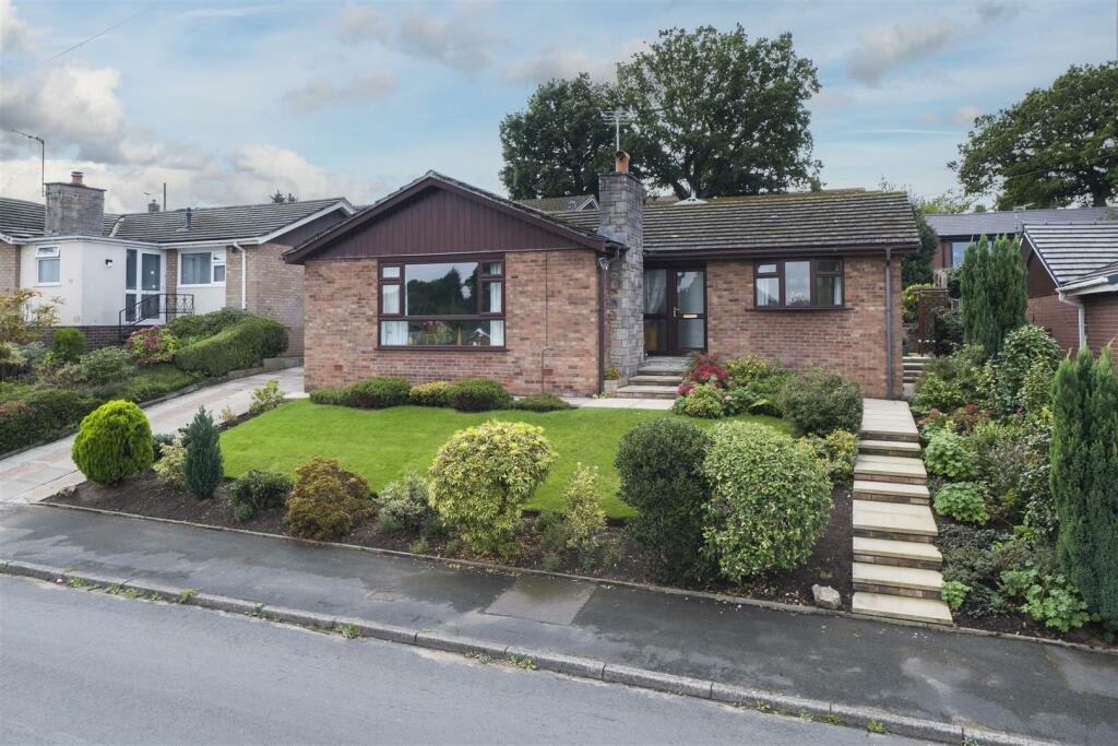 3 bedroom bungalow for sale in Forest Close, Cuddington, Northwich, CW8