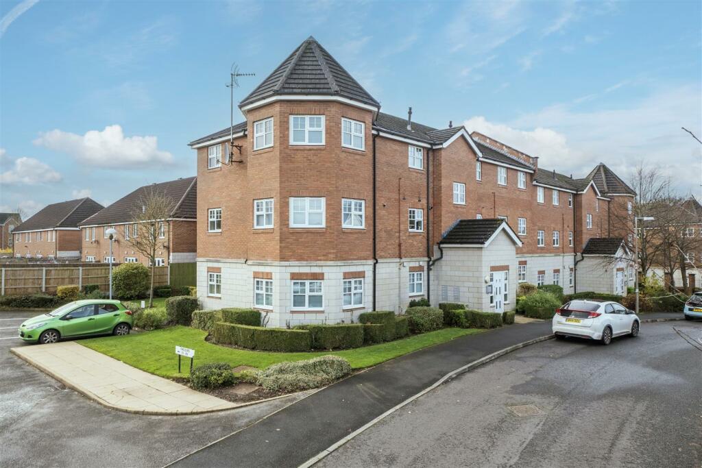 3 bedroom flat for sale in Sandbach Drive, Kingsmead, Northwich, CW9